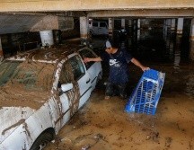 Una persona saca sus pertenencias en una de las zonas afectadas por el paso del huracán 