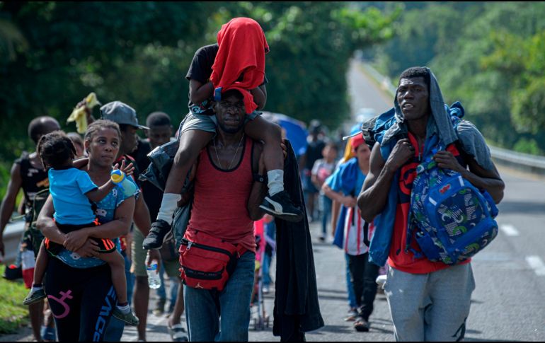 Una caravana de migrantes caminan hoy por una autopista del municipio de Huixtla, en Chiapas. EFE/C. López