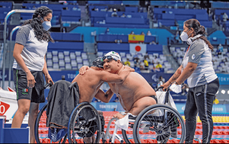 Históricos. El oro de Arnulfo Castorena (der.) y el bronce de Jesús Hernández en los 50 metros pecho SB2, fueron las medallas 299 y 300 para México. Ois/ J. Marklund