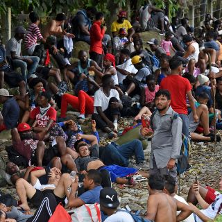 Caravana de migrantes avanza tras agresiones