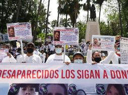 Los manifestantes aseguran que todavía creen en el Presidente, por lo que le piden ayuda para localizar a sus parientes. EFE/J. Terriquez
