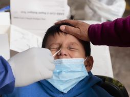 Un niño acude hoy a que le tomen una muestra para una prueba COVID-19 en Nezahualcóyotl, Estado de México. Actualmente hay 107 mil 520 son los casos activos en México. XINHUA/Q. Blanco