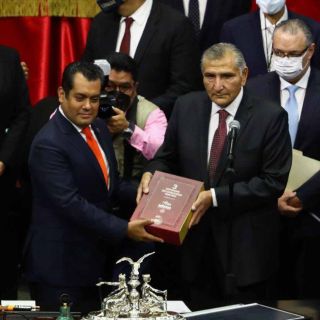 Adán Augusto López entrega informe de AMLO a legisladores