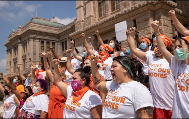 Mujeres protestan hoy contra la ley anti aborto en el Capitoli en Austin, Texas. AP/Austin American-Statesman/J. Janner