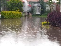 La circulación de vehículos se vio interrumpida en diferentes puntos por el desbordamiento del arroyo. ESPECIAL