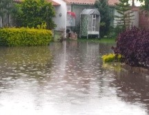 La circulación de vehículos se vio interrumpida en diferentes puntos por el desbordamiento del arroyo. ESPECIAL