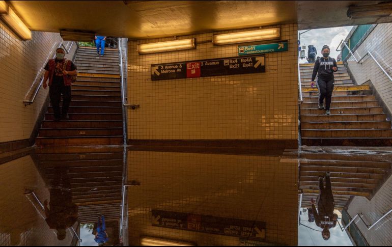 Las estaciones de metro también estaban inundadas y el servicio tuvo que interrumpirse. AFP / D. Dee Delgado