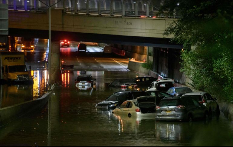 Según varios videos publicados en Twitter, las calles de Brooklyn y Queens estaban inundadas, haciendo imposible el tráfico. AFP / E. Jones