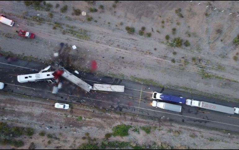 Vista aérea de la zona del accidente en la carretera Sonoyta - San Luis Río Colorado, Sonora. TWITTER@GN_Carreteras