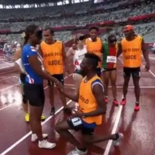 La emotiva imagen del guía que pide matrimonio en Juegos Paralímpicos