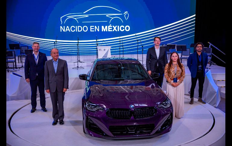 Autoridades del Gobierno de San Luis Potosí, junto a directivos de la BMW, durante el acto inaugural de la producción del nuevo vehículo. EFE/C. Ramírez