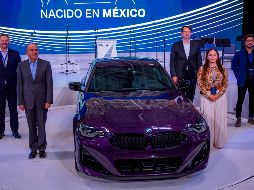 Autoridades del Gobierno de San Luis Potosí, junto a directivos de la BMW, durante el acto inaugural de la producción del nuevo vehículo. EFE/C. Ramírez