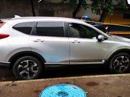 Los oficiales alcanzaron a detener al sujeto señalado, y luego de una inspección de protocolo le aseguraron un arma calibre .45mm, una cartera y las llaves de una camioneta Honda CRV que el afectado identificó como suyas. CORTESÍA/POLICÍA DE GUADALAJARA