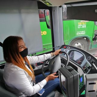 Vicky, madre de tres, opera ruta de transporte al Aeropuerto de Guadalajara