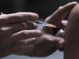 La menor de 11 años contó que, tras haber permanecido una hora esperando al secretario de Salud veracruzano, le dijeron que no la vacunarían porque no está en riesgo. EFE/ARCHIVO