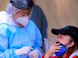 Personal de Salud realiza pruebas para detectar el coronavirus en un modulo instalado en la Ciudad de México. EFE/C. Ramírez