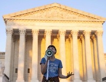 Una activista habla hoy afuera de Corte Suprema de Estados Unidos, en Washington, DC, en protesta contra la nueva ley antiaborto de Texas. AFP/A.  Angerer