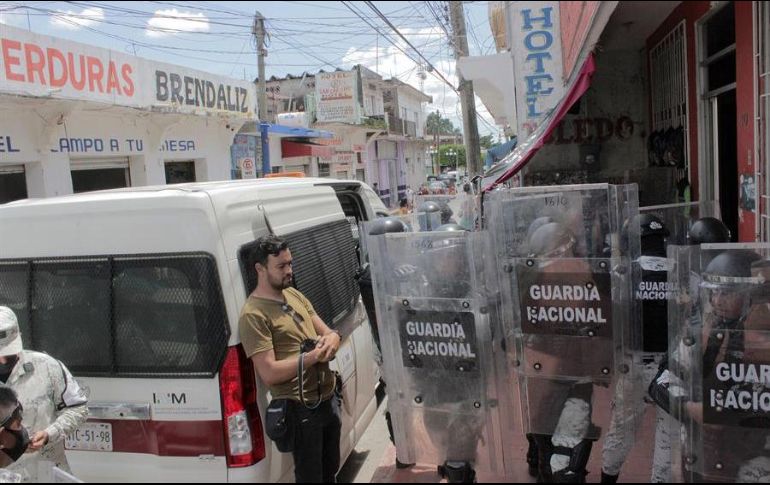Elementos de la Guardia Nacional realizan un operativo a las afueras de un hotel para disolver una caravana de migrantes en el municipio de Tapachula, Chiapas. EFE/J. Blanco