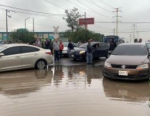 Automovilistas en la zona aseguran que les ha llevado más de dos horas salir del punto para dirigirse a sus destinos. ESPECIAL /