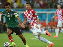 Mandzukic (#33), al que recientemente la prensa señalaba como candidato a un fichaje para el Barcelona, jugó para la selección croata un total de 89 partidos en los que hizo 33 goles. AFP / ARCHIVO