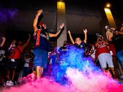 Algunos de los jugadores presentes bajaron con los aficionados para agradecerles, saludarlos y tomarse algunas fotos con ellos, en agradecimiento por su apoyo. ESPECIAL / CHIVAS