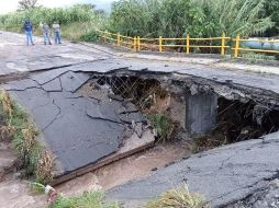 La zona del derrumbe fue cerrada al paso y se mantiene  la vigilancia de la policía, elementos de protección civil de Ameca atendieron el evento. ESPECIAL