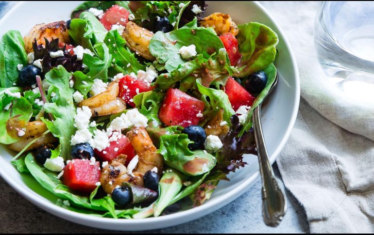 Disfruta de una ensalada de arándanos. ESPECIAL / Photo by Taylor Kiser on Unsplash