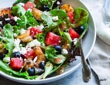 Disfruta de una ensalada de arándanos. ESPECIAL / Photo by Taylor Kiser on Unsplash