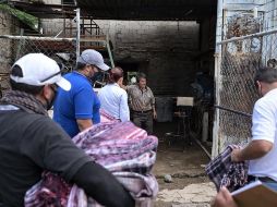 Voluntarios del DIF realizaron labores de desazolve de las viviendas, así como la entrega casa por casa de los apoyos asistenciales. ESPECIAL/DIF