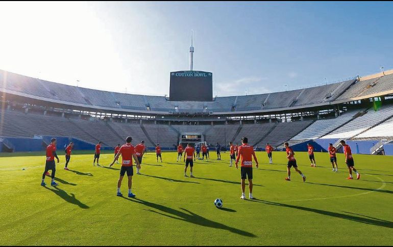 Listos. El Guadalajara quiere recobrar un poco de confianza con este duelo. @Chivas