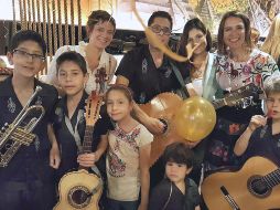 ÉXITO. La familia formada por Juan Lucero, su esposa Susy y sus siete hijos, se ha presentado desde festivales callejeros y hasta programas de televisión como “La Familia más musical de Estados Unidos”, de la cadena Nickelodeon. ESPECIAL