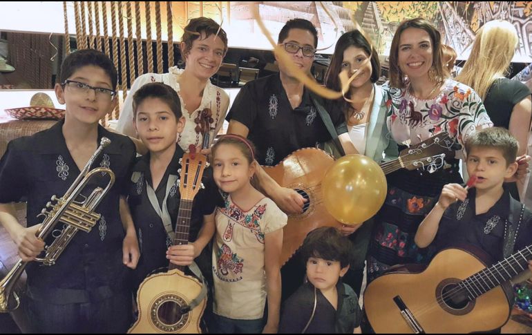 ÉXITO. La familia formada por Juan Lucero, su esposa Susy y sus siete hijos, se ha presentado desde festivales callejeros y hasta programas de televisión como “La Familia más musical de Estados Unidos”, de la cadena Nickelodeon. ESPECIAL