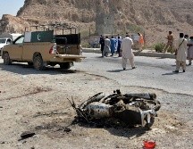 Suicida. Los restos de la motocicleta donde iba el suicida, y la patrulla atacada por el mismo. AP