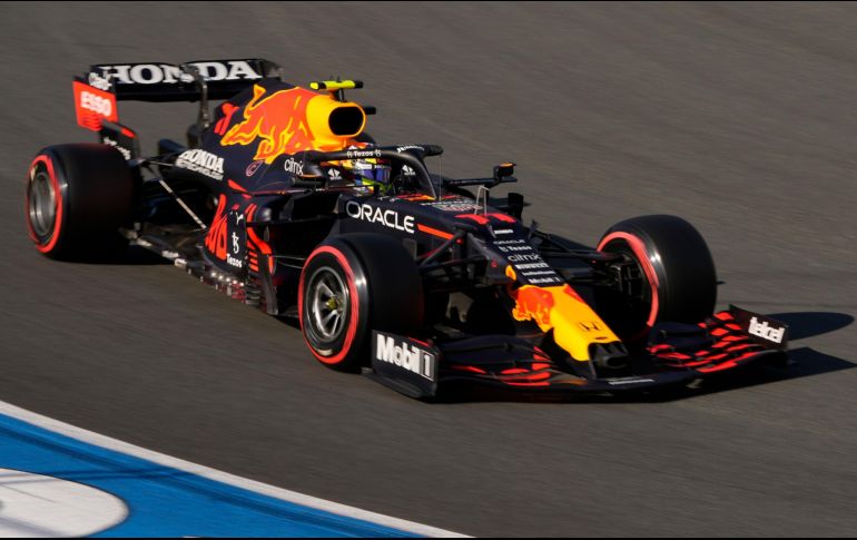 Red Bull aprovechó la mala clasificación de “Checo” Pérez (16º) para ofrecerle un nuevo motor. AP / ARCHIVO