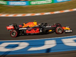 “Checo” Pérez arrancó desde la última posición tras ser penalizado en la parrilla de salida por su cuarto cambio de motor en la temporada. AP / F. Seco