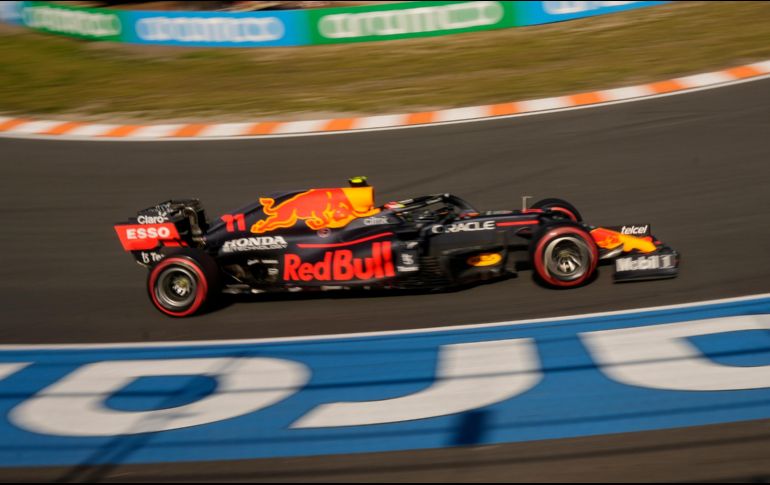 “Checo” Pérez arrancó desde la última posición tras ser penalizado en la parrilla de salida por su cuarto cambio de motor en la temporada. AP / F. Seco