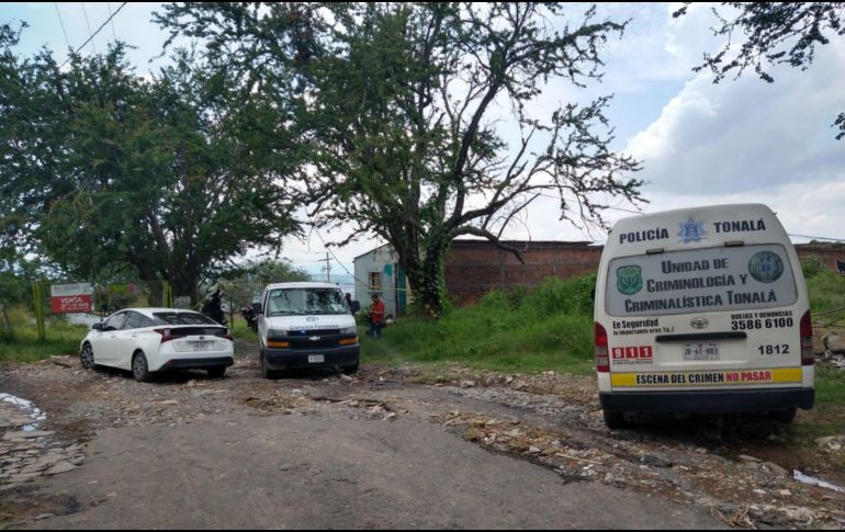 Peritos del Instituto Jalisciense de Ciencias Forenses acudieron al lugar para recabar indicios. ESPECIAL /