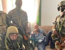 Alpha Condé (c), presidente de Guinea, entre militares luego de su detención este domingo. en Conakri. EFE/EPA/Ejército de Guinea