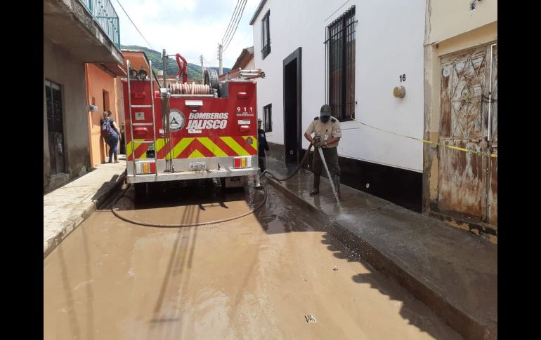 Saneamiento en una calle de Ejutla. ESPECIAL/Protección Civil Jalisco