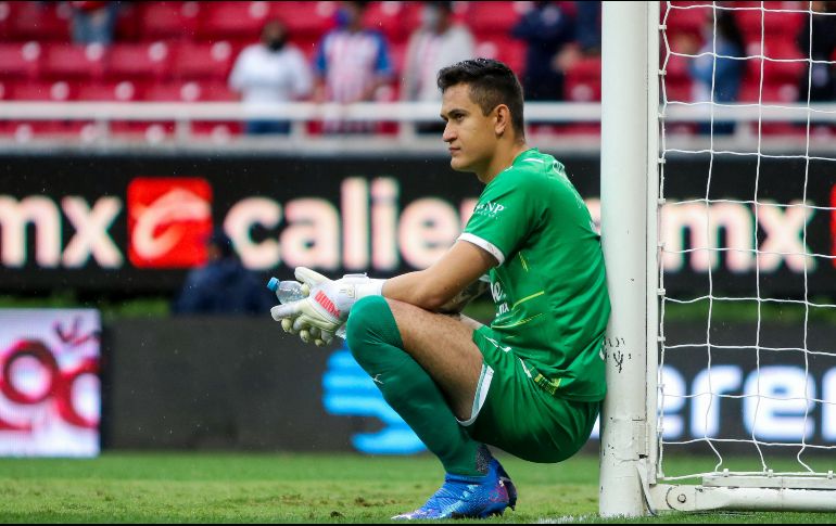 ERRORES GRAVES. Chivas empezó el partido con el pie izquierdo, pues ni un minuto se había jugado cuando la zona baja entregó el balón a las Águilas que no perdonaron. IMAGO7