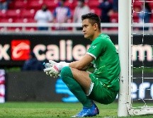 ERRORES GRAVES. Chivas empezó el partido con el pie izquierdo, pues ni un minuto se había jugado cuando la zona baja entregó el balón a las Águilas que no perdonaron. IMAGO7