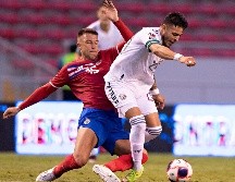 DURA ENTRADA. Alexis Vega abandonó el campo en camilla y entre lágrimas tras recibir una dura falta por atrás. IMAGO7