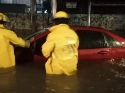 Apoyo. Bomberos de Guadalajara se dieron a la tarea de apoyar a automovilistas varados por las intensas lluvias. Cortesía/ Bomberos de Guadalajara