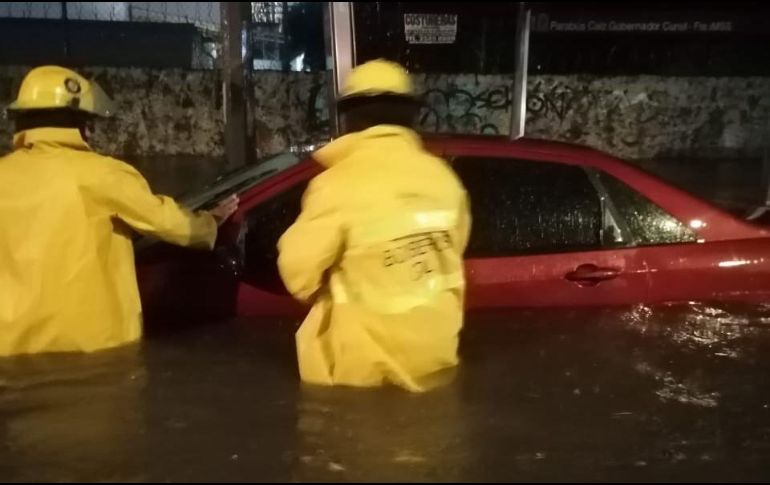 Apoyo. Bomberos de Guadalajara se dieron a la tarea de apoyar a automovilistas varados por las intensas lluvias. Cortesía/ Bomberos de Guadalajara