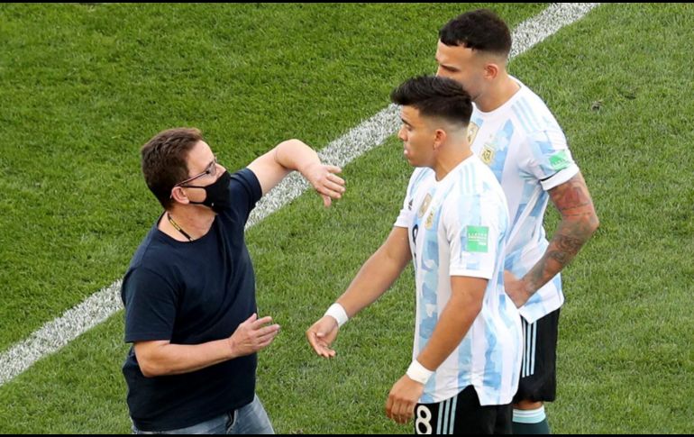 Diligencia. Personal armado de la Agencia de Salud de Brasil ingresó a la cancha para retirar a los jugadores argentinos y proceder con su deportación por imcumplir las leyes de de sanidad e ingreso vigentes en el país sudamericano. Xinhua