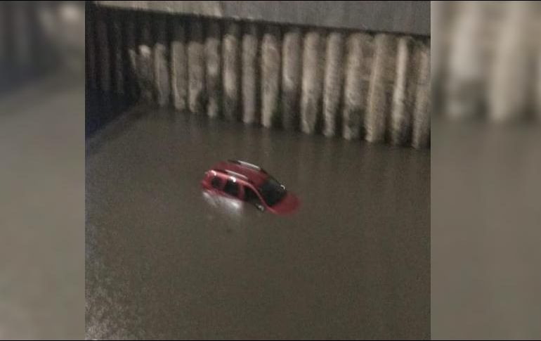 En redes sociales ha circulado una imagen donde se ve que una camioneta quedó varada, con el agua a al altura de las ventanas. ESPECIAL /
