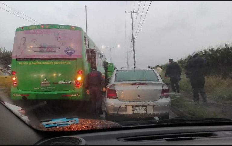 Algunos conductores llevan hasta tres horas atorados en el tráfico. ESPECIAL /