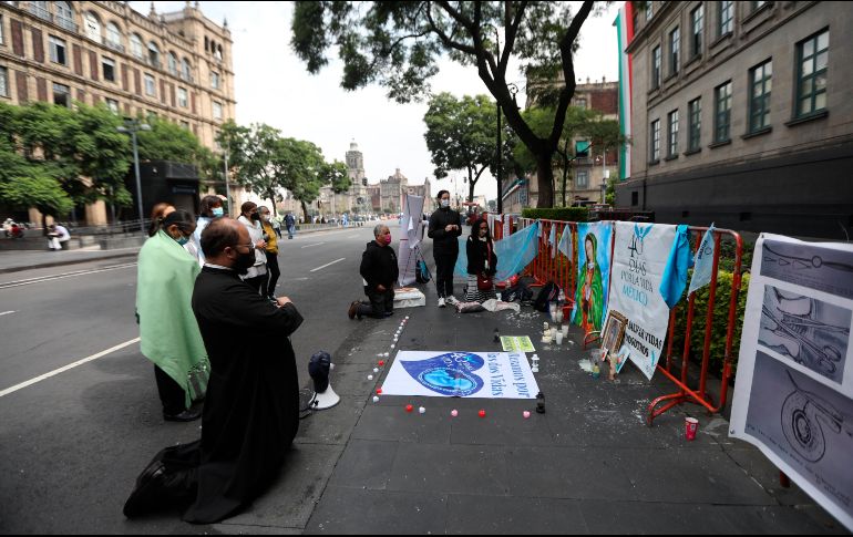 Con imágenes religiosas y rosarios, los manifestantes pidieron a la Suprema Corte que no avale ese fallo. EFE / S.Gutiérrez