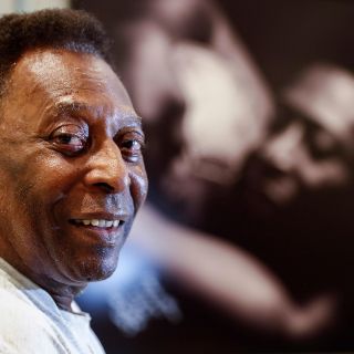 Pelé revela que ''está bien'' tras ser operado de un tumor en el colon
