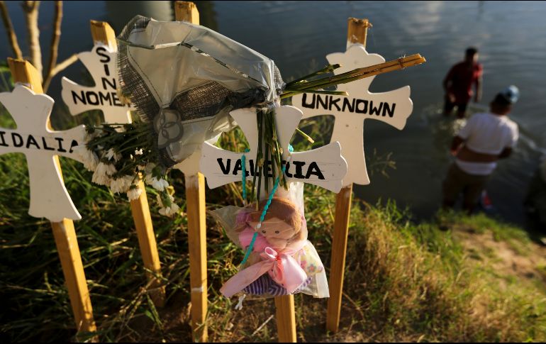 Cruces con nombres de migrantes fallecidos intentando cruzar el Río Bravo de México a Estados Unidos.  AP/ARCHIVO